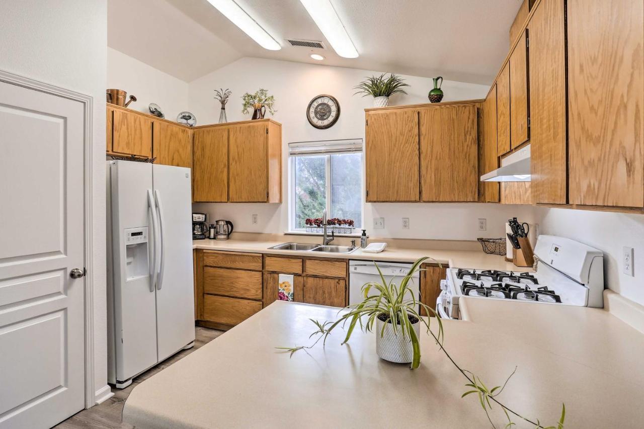Mount Shasta Escape With Balcony About Walk To Dtwn Villa Exterior photo