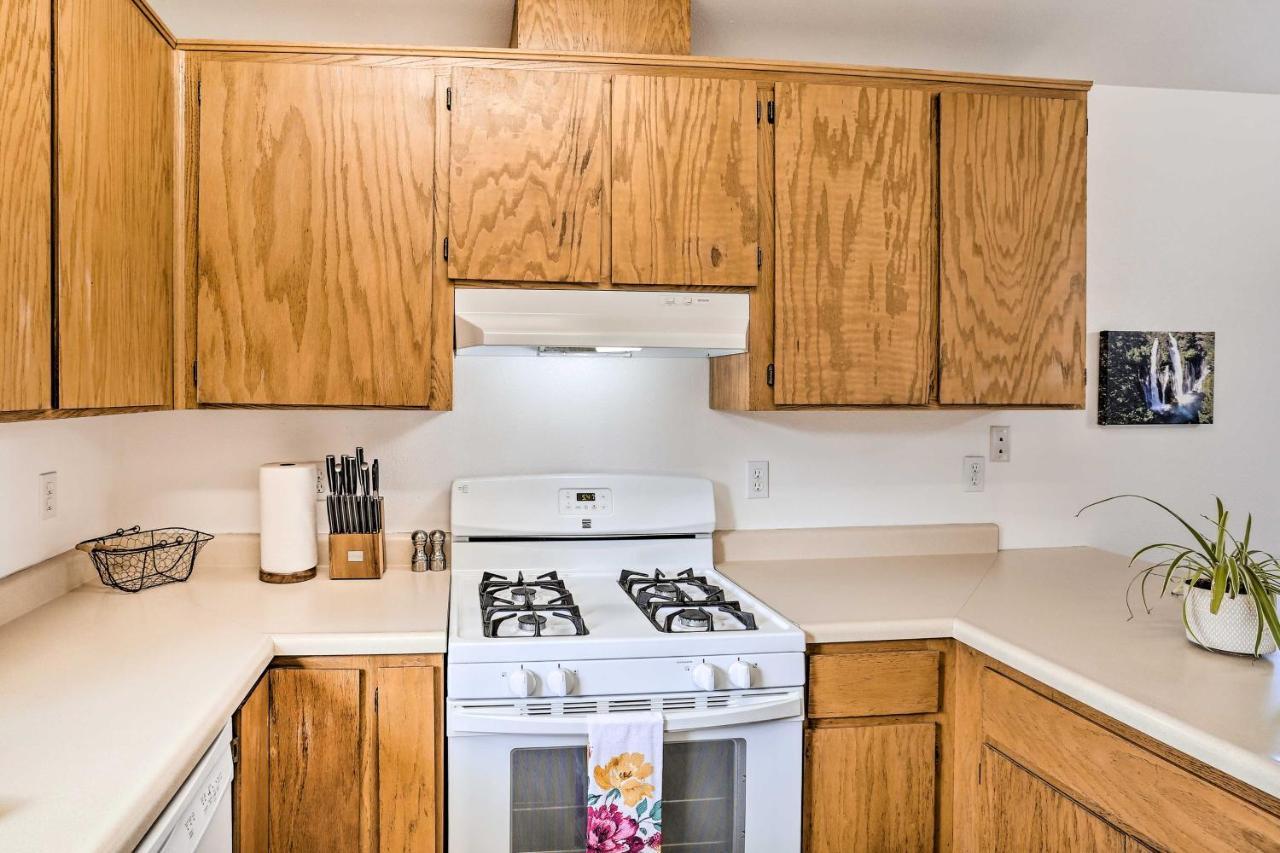 Mount Shasta Escape With Balcony About Walk To Dtwn Villa Exterior photo