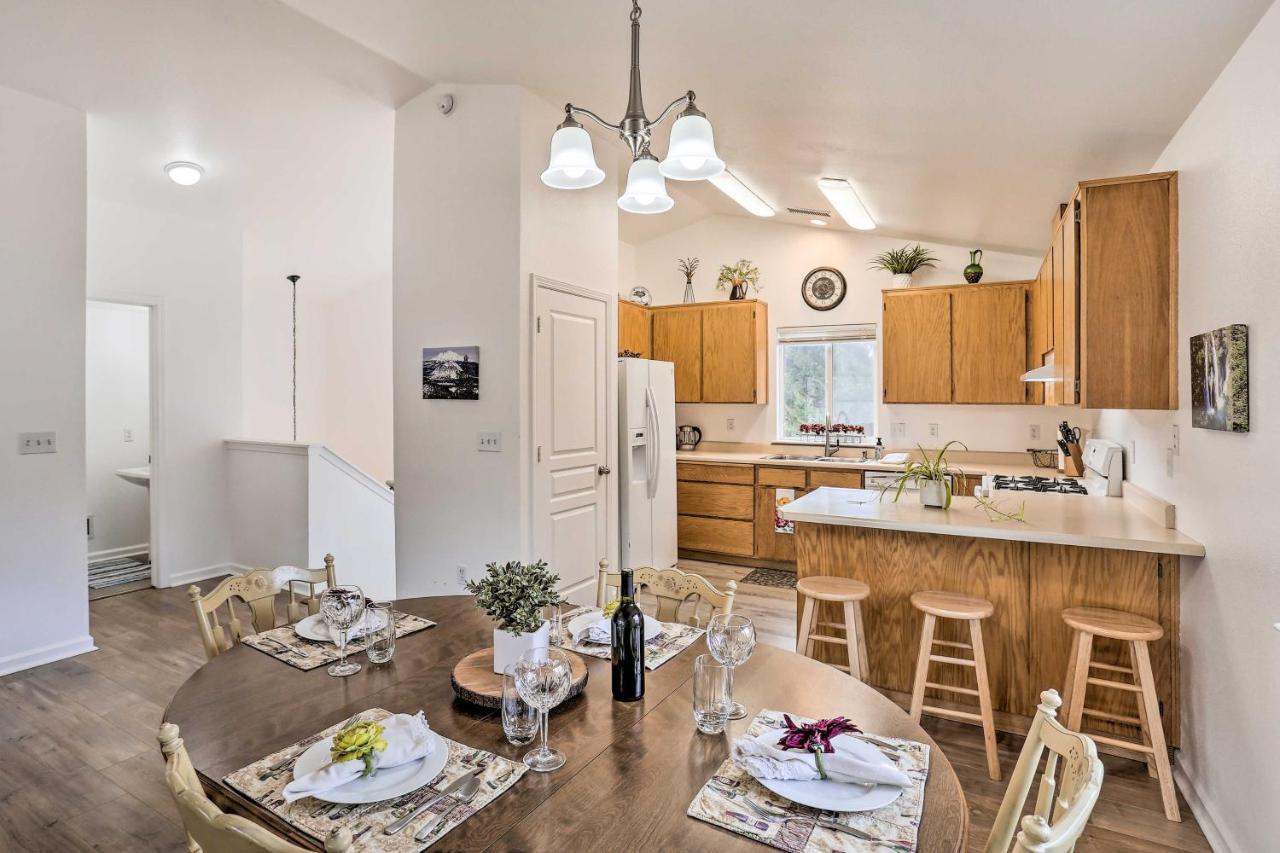 Mount Shasta Escape With Balcony About Walk To Dtwn Villa Exterior photo