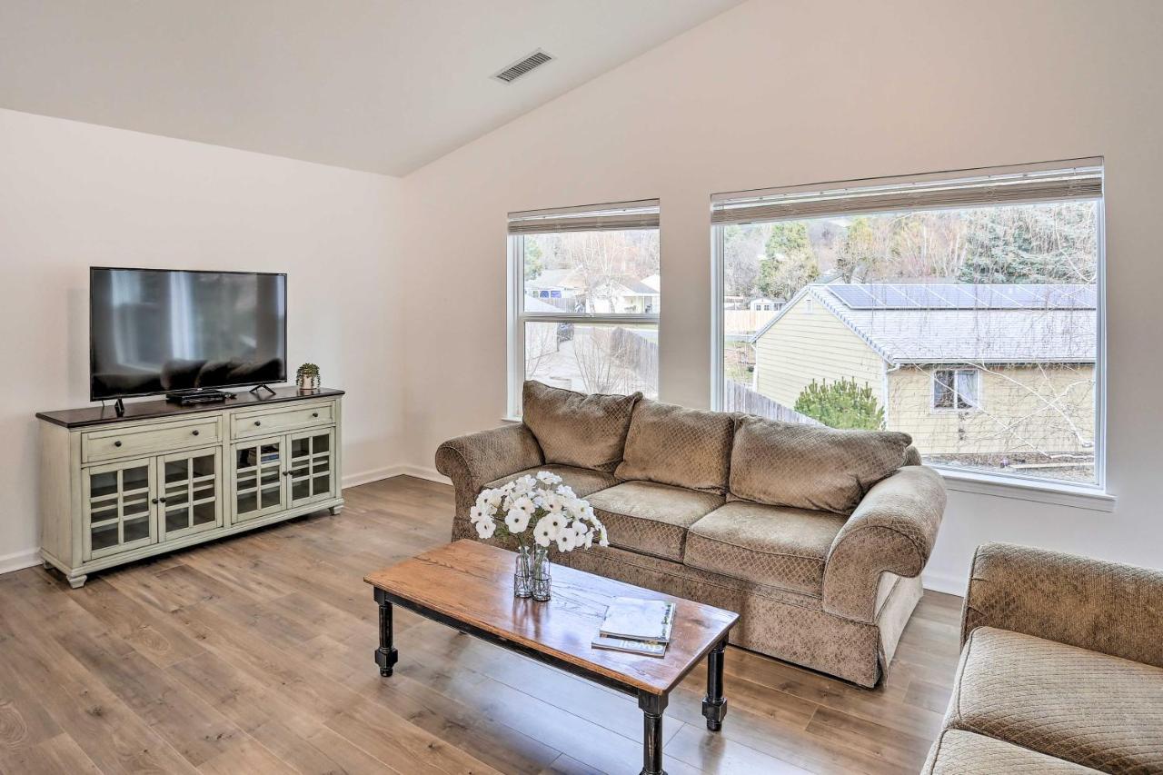 Mount Shasta Escape With Balcony About Walk To Dtwn Villa Exterior photo
