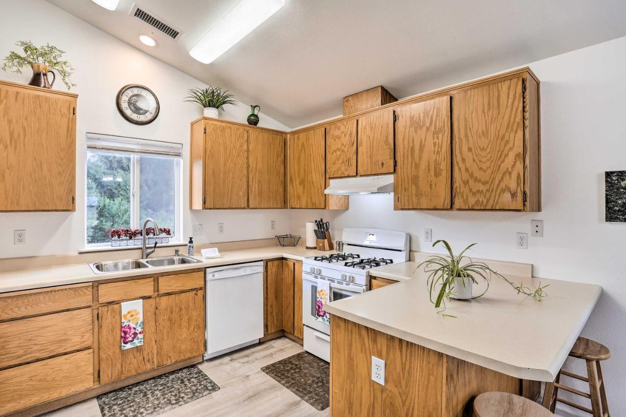 Mount Shasta Escape With Balcony About Walk To Dtwn Villa Exterior photo